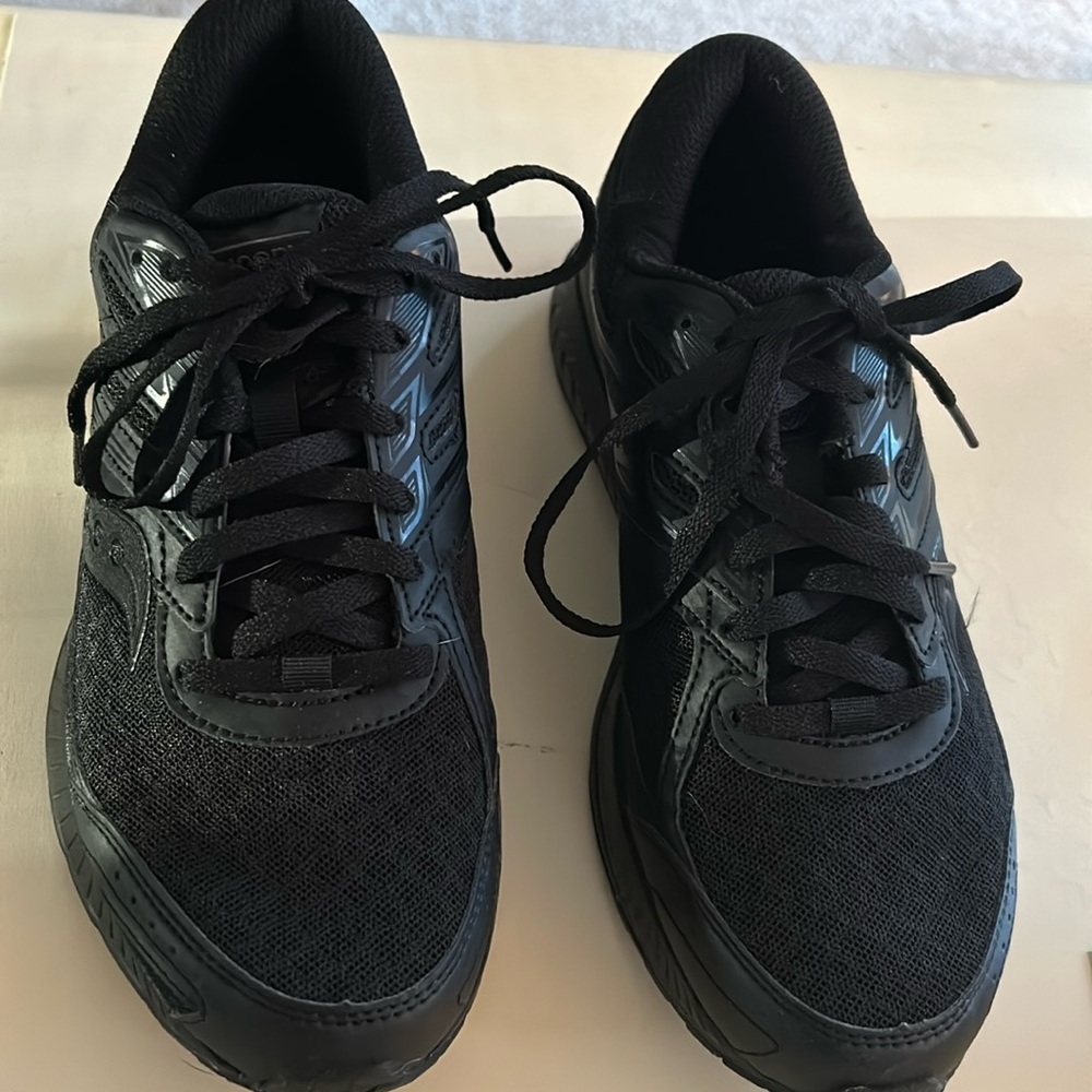 Brand new women’s 9 wide Saucony Cohesion 13 Running Shoe